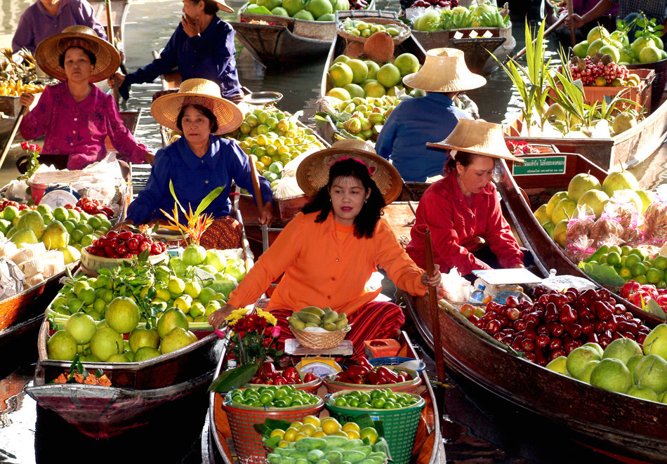 If you want to experience the culture of Thailand and go shopping at the same time, head over to the bustling floating Market in Amphawa.