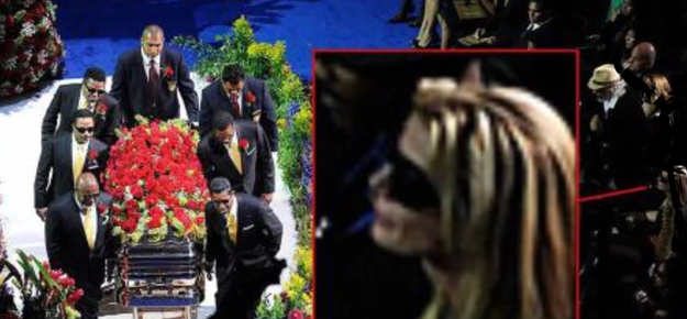 Michael Jackson sigue vivo y asistió a su propio funeral.