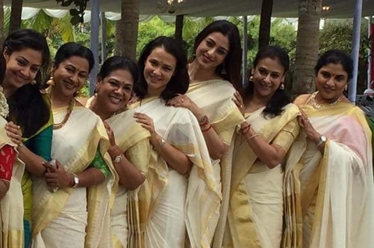 Here Are Some Super Cute Pictures Of Tabu And Her Girl Gang Chilling In  Matching Sarees