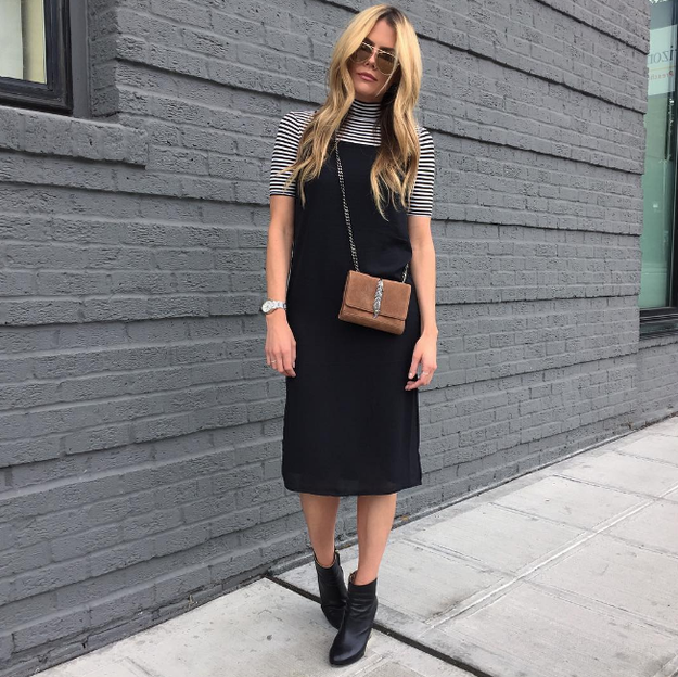 Playera con cuello alto + vestido de tirantes = ouftit ganador.