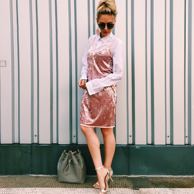 O en terciopelo y con una camisa para un evento de noche.