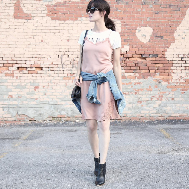 Utiliza el truco de las expertas en estilo y delinea tu figura con una chamarra de mezclilla amarrada a la cintura.