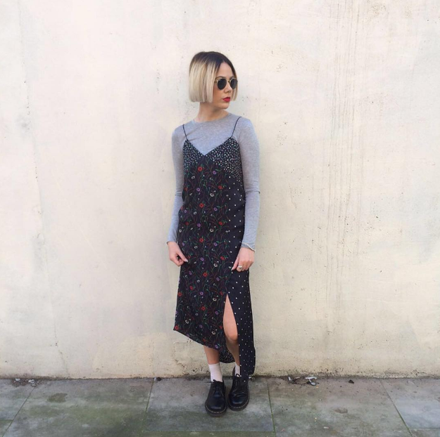 ¿Día fresco? Hora de sacar tus playeras de manga larga y llevarlas debajo de ese vestido.