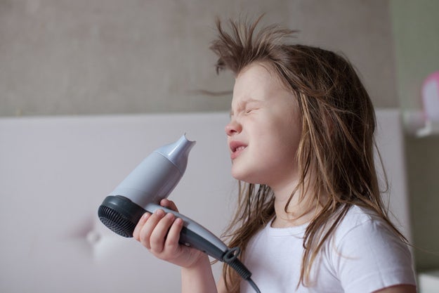 Odias secarte el pelo porque la secadora siempre hace que tu craneo sude.