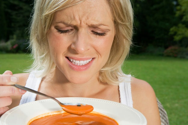 No puedes comer sopa sin sudar como un cochinito.
