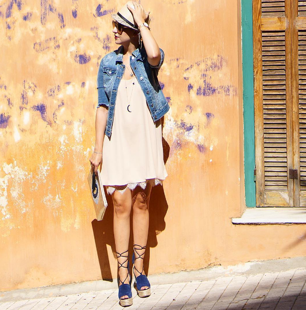 Ese par de alpargatas que tienes guardadas tendrán un nuevo aire con un look como éste.