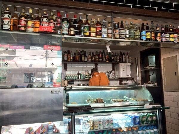 E o seu bar favorito deve ter: ✓ paredes de azulejo✓ cadeiras bambas ✓ porta-cervejas baratos ✓ guardanapo de televisão