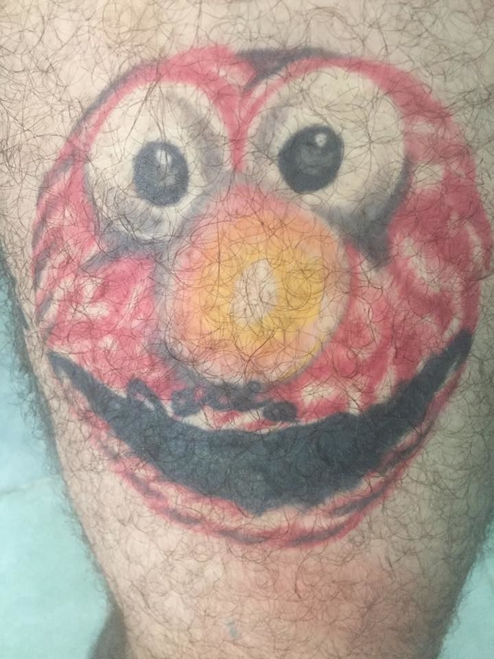 "Un brother empezaba a tatuar y decidí prestar mi pierna para la práctica. Quisimos tapar un apodo que tengo y terminó como bigote de Elmo."
