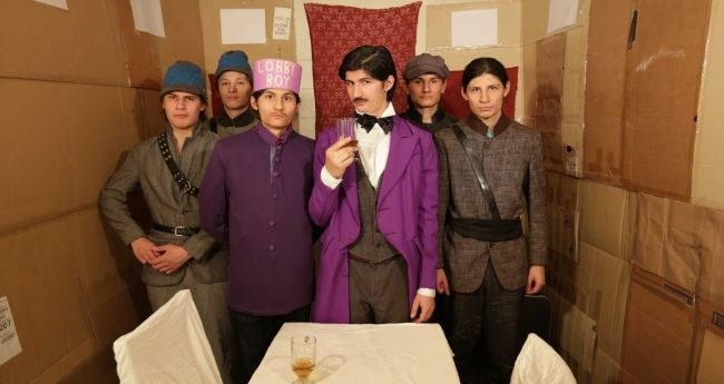 La situación de estos seis hermanos no es la mejor, pues crecieron encerrados (literalmente) en un pequeño departamento por orden de su padre, quien nunca los dejó socializar. Sin embargo, vieron muchas películas y se volvieron tan creativos que grabaron las suyas y lograron tomar el control de su vida.