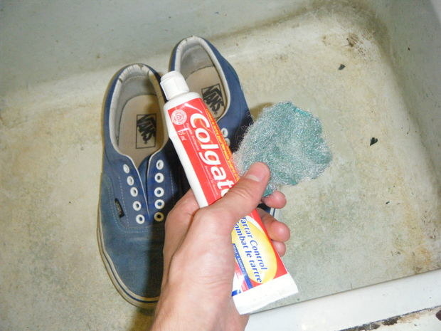 Esfregue creme dental branco nos seus tênis sujos com uma escova de dentes velha para deixá-los limpinhos.