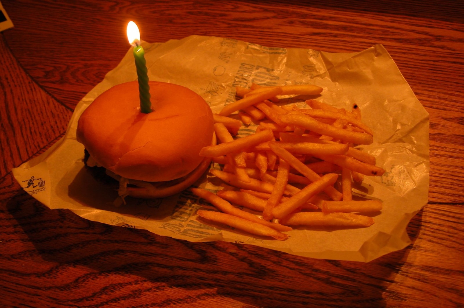 Бургер со свечкой на день рождения