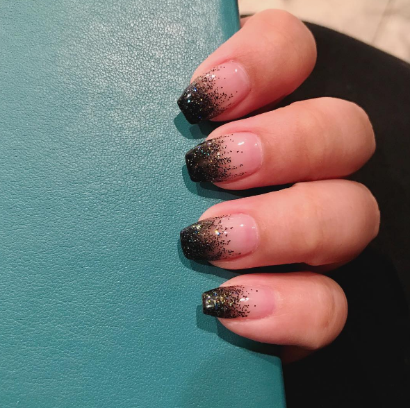 This faded glitter look is also really elegant.