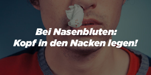 Wenn Du den Kopf in den Nacken legst, fließt das Blut über den Rachen direkt in den Magen. Dort wird es wie Brechmittel wirken und dir wird schlecht werden und das willst du ja nicht. Stattdessen: Die Nasenflügel mit den Fingern für einige Minuten zusammenpressen, damit das Blut gerinnen kann.