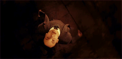 Há quem ache que um jovem que vive em um favela, em família pobre com a violência o cercando no dia a dia não tem o direito de crescer revoltado com o mundo. Mas qual outra visão de vida que ele tem? Em Harry Potter, os personagens são frutos da bolha em que estão. Voldemort só cresceu revoltado após ser abandonado em um orfanato e rejeitado por ser diferente. Resta à sociedade conseguir mostrar ao jovem que ele pode ser diferente.