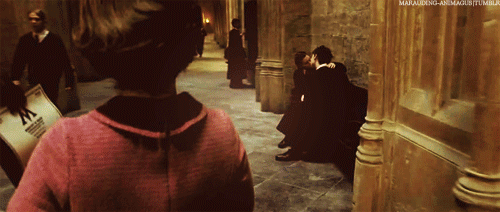 Em "Harry Potter e a Ordem da Fênix", chega ao mundo bruxo Dolores Umbridge, funcionária do Ministério da Magia que se torna diretora de Hogwarts, após deposição (ou impeachment) de Dumbledore, sem motivos justificáveis. Ela começa a cercear o direito dos estudantes, criando série de regras e sendo sádica com os alunos que delas discordam. Pratica tortura e não aceita debates sobre as ideias que defende. Os alunos, por fim, se rebelam.No Brasil, há em diversos Estados movimentos de ocupação de escolas por parte dos alunos, se rebelando contra medidas impostas sem debate com os mesmos. Coincidência?
