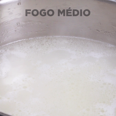 É importante mexer o arroz apenas uma vez durante o cozimento, para que os grãos cozinhem por igual. Mas cuidado, se você mexer demais, o arroz solta amido e empapa.