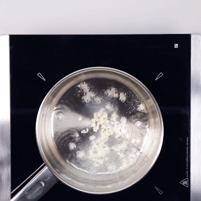 O alho natural é mais nutritivo e saboroso, mas se você prefere usar alho em pó ou tempero pronto para arroz, não tem problema. Vai do gosto do freguês.Colocar muito óleo não garante que ele vá ficar soltinho. Duas colheres de sopa de óleo para um xícara de arroz é mais que suficiente.