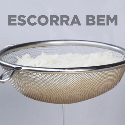 Algumas marcas de arroz especificam na embalagem que não precisa lavar, mas muita gente o faz. Lavar o arroz elimina impurezas e remove o excesso de amido, o grande vilão do "empapamento".