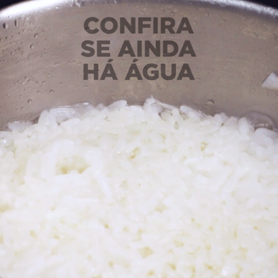 Prove. Se a água secou e o arroz ainda está cru, adicione mais 1/4 de xícara de água e espere secar.