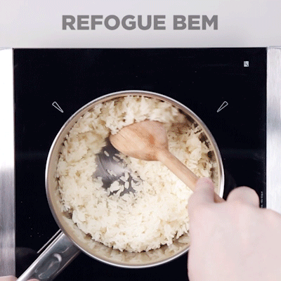 Caso você tenha lavado o arroz, e ele ainda esteja um pouco úmido, refogue bem antes de colocar a água. Mas não mexa com muita força para não quebrar os grãos.Este processo, de levemente fritar os grãos antes de cozinhar, ajuda o arroz a ter um sabor mais acentuado.