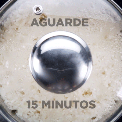 Deixar abafado ajuda o arroz a ficar firme e soltinho. O excesso de líquido que talvez ainda tenha na panela vai evaporar ou ser absorvido pelos grãos.