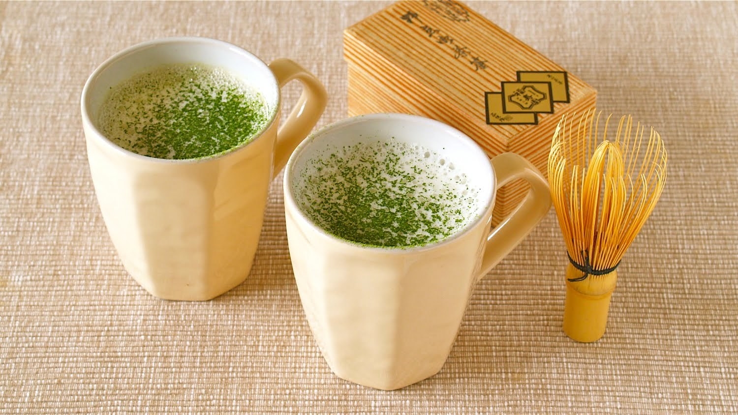 The truth is that prepare a Matcha green tea is very simple. But for this, besides their tea and water, you need a fine sieve and a Japanese brush commonly used for the preparation of this traditional drink (if you have it not be worth a small spoon).Ingredients you need2 tablespoons green tea Matcha1 cup waterSteps to make Matcha green teaFirst heat some water in a saucepan, and when it reaches a temperature of about 80 ° C poured into the cup where you go to serve tea in order to heat it. Then discard this water and dry the cup with great care.Sieved using a sieve the amount of green tea Matcha you going to use to make tea (this time 2 tablespoons). Finely strained to remove any impurities that may exist, letting fall directly over the bowl where you go to take it.Meanwhile, heat the equivalent of 1 cup water, but without exceeding 80 ° C. Then add green tea over hot water and use the brush or spoon green tea to beat until blended with hot water, and foaming. Ready! Let's enjoy it.