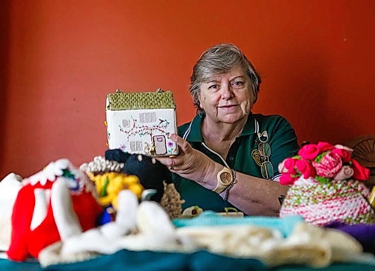 Be extra sensitive to all the crafty moms during Halloween time. There are so many cute DIYs that they probably have failed at. If a decoration looks homemade, ask. Then proceed to look interested on how she made it, and compliment how it looks.DO NOT CRITICIZE ANYTHING. They will destroy you.