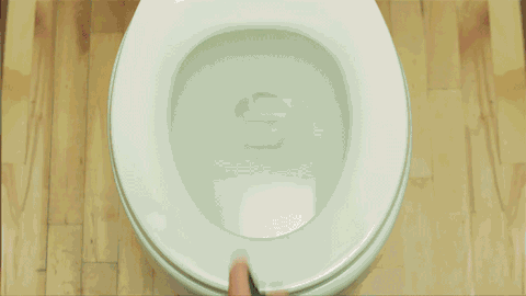Ce qui sent mauvais dans le pipi, c’est l’urée, qui donne son odeur caractéristique aux couloirs du métro ou aux coins de rue. Mais l’odeur de votre urine peut varier et cette variation-là dépend de vous. Car, on le rappelle, l’urine sert à éliminer les déchets qui proviennent notamment de l’alimentation. Mangez donc quelques asperges pour vous en convaincre. Une odeur soufrée risque de se dégager de vos toilettes. En fonction de votre état d’hydratation, votre urine sera aussi plus ou moins concentrée… et odorante.