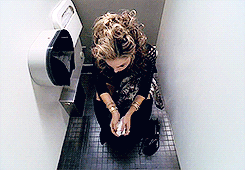 La fréquence à laquelle vous allez aux toilettes joue aussi sur sa couleur (comme sur son odeur). Bien sûr, cela dépend de votre état d’hydratation, de la température extérieure et de votre activité physique (plus vous transpirez, moins vous avez d’eau à évacuer en pissant). Mais c’est seulement au-delà de sept fois par jour et d’un lever nocturne que le docteur Schneider conseille fortement de prendre rendez-vous avec un urologue.