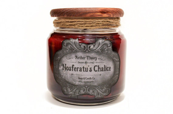 Si eres fan de las velas aromáticas, esta con olor al cáliz de Nosferatu te encantará ($343).