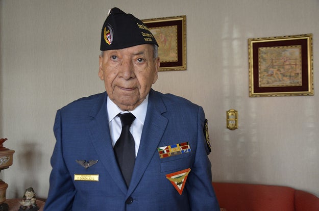 Él es el Sargento Primero Armero Fortino González Gudiño, un mexicano que sobrevivió a la Segunda Guerra Mundial.