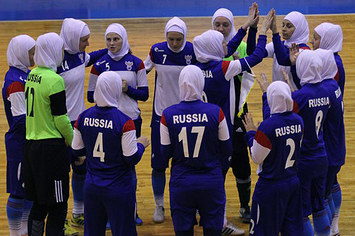 A seleção feminina de futsal russa causou polêmica ao jogar de véu no Irã