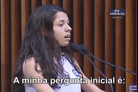 “Eu acredito que todos aqui já saibam essa resposta. E é com a confiança que vocês conhecem essa resposta que eu falo para vocês sobre a legitimidade deste movimento”, continuou Ana.Cerca de 800 escolas estaduais estão ocupadas no Paraná (há quem fale que já são quase mil). Os estudantes estão mobilizados contra a PEC 241, que estabelece um teto de gastos e limita o orçamento para Educação, e contra a reforma do Ensino Médio, anunciada por Michel Temer no mês passado (Artes, Educação Física e Espanhol deixarão de ser obrigatórios, por exemplo).Alunos como Ana Júlia reclamam que as mudanças chegaram por meio de uma medida provisória, sem um debate prévio com o Congresso Nacional, com a sociedade ou profissionais da área. “A reforma na educação é prioritária, mas precisa ser debatida, conversada”, defendeu ela.