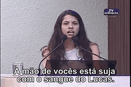 "Ontem eu estava no velório do Lucas. E eu não me recordo de nenhum destes rostos aqui. Eu convido vocês a olhar a mão de vocês. A mão de vocês está suja com o sangue do Lucas. Não só do Lucas, mas de todos os adolescentes estudantes que são vítimas disso", falou Ana, emocionada, aos políticos presentes na Assembléia.