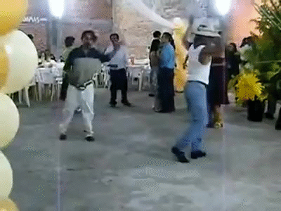 Mientras el alcohol se va apoderando de nuestro cuerpo, nos volvemos más intrépid@s y mostramos nuestros pasos de baile. En nuestra mente somos Rihanna, pero en realidad somos los borrachos bailando 'Un Rayo de Sol'.