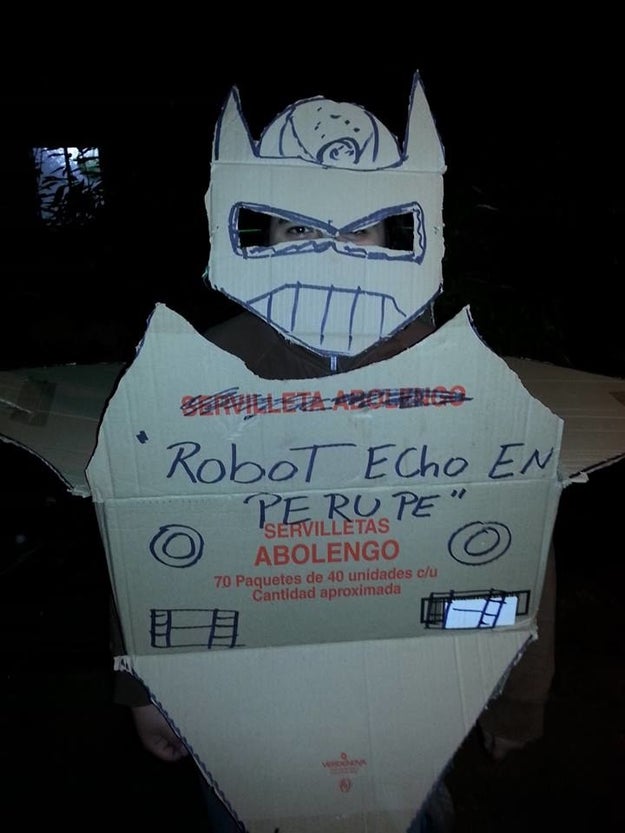 Conviértete en robot peruano con sólo un Sharpie y una caja de cartón.