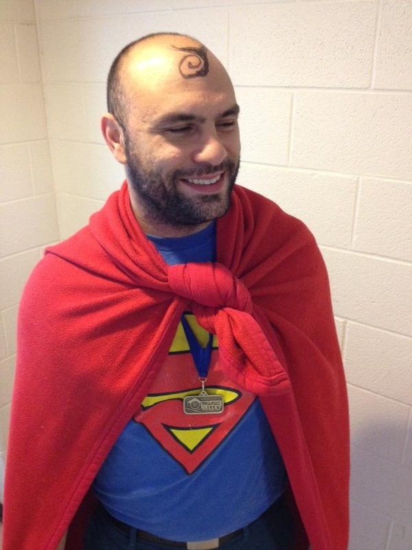 Una toalla y un copete son todo lo que necesitas para ser Superman.