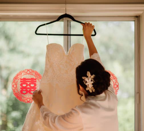 ウエディングドレスのジッパーが壊れた 結婚式の直前 助けた恩人はシリア人難民だった
