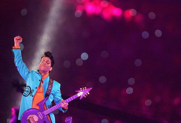 Prince da un show espectacular en el Super Bowl XLI, con todo y lluvia torrencial.