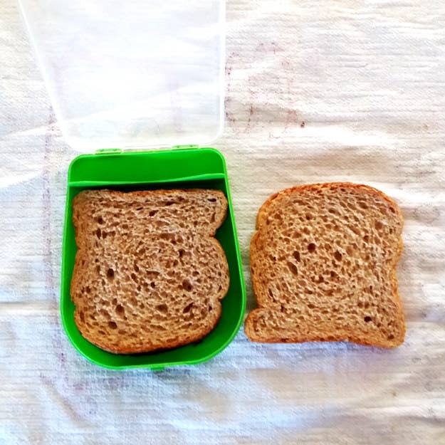 Esses dias estava arrumando a bagunça no armário da minha casa e topei com esse pote de sanduíche em formato de – isso mesmo – sanduíche, que estava esquecido em casa. Foi bom demais porque resolvi dar um uso pra ele novamente. Passei a levar sanduíches pra comer à tarde no trabalho sem fazer uma sujeira na mochila, nem precisar ficar levando potes de tamanho desproporcional pra lá e pra cá. O pulo do gato é a obviedade do pote ser exatamente no tamanho e formato de todos os pães de forma disponíveis na praça! – Davi Rocha