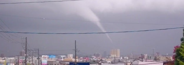秋田市で 竜巻 のような突風が車3台を飛ばす もし近くで起こったらどう身を守る