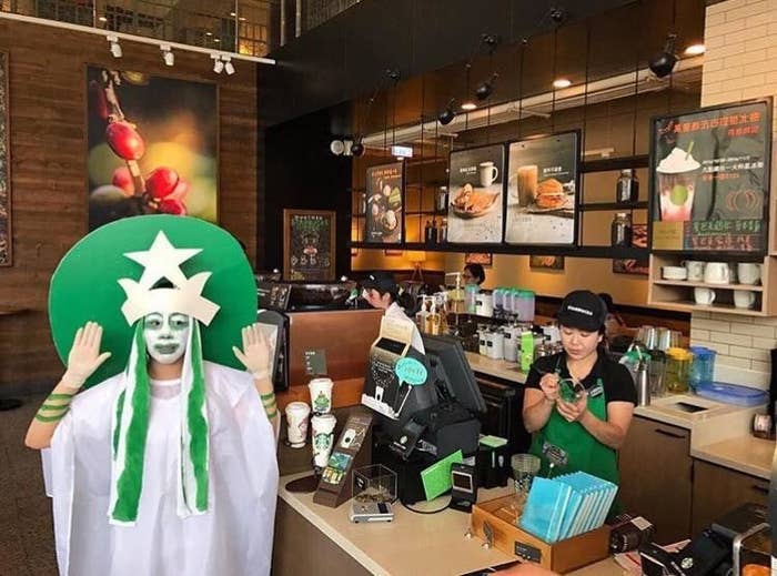 スタバのロゴマークが現実に歩いていたら こんな感じ スタバのロゴマークが現実に歩いていたら こんな感じ