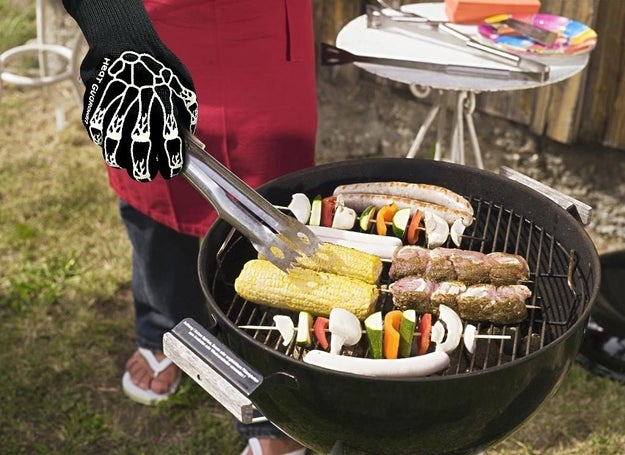 Don these skeleton heat-resistant gloves for easier oven handling because nothing screams DANGER HOT PLATE like bones.