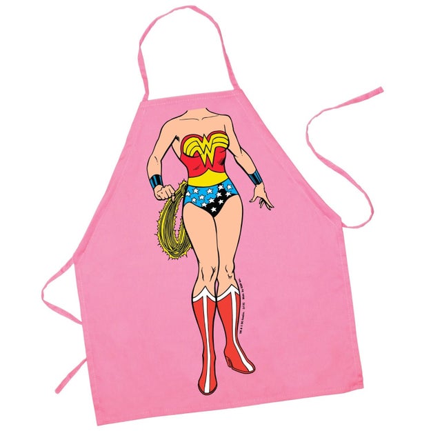 O este delantal, que te convertirá en la Mujer Maravilla de tu cocina, ¡con todo y poderes!** ($348).