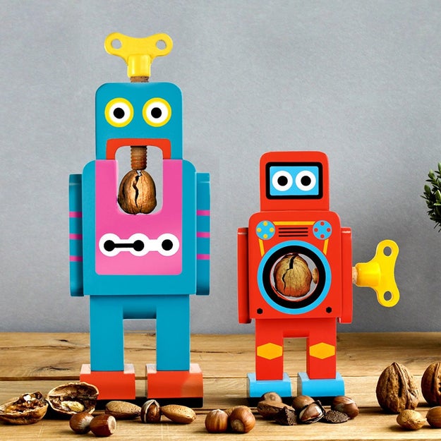 Ahora vas a considerar comprar nueces con cáscara gracias a estos adorables robots ($443).