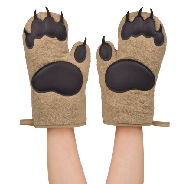 Unos guantes en forma de garras para que te conviertas en el chef más grrrrandioso ($264).