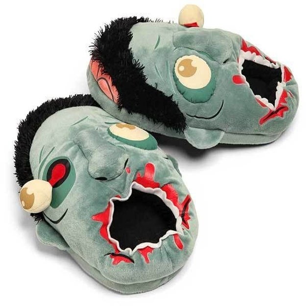 Estas pantuflas de zombies que, simplemente, están INCREÍBLES ($231).