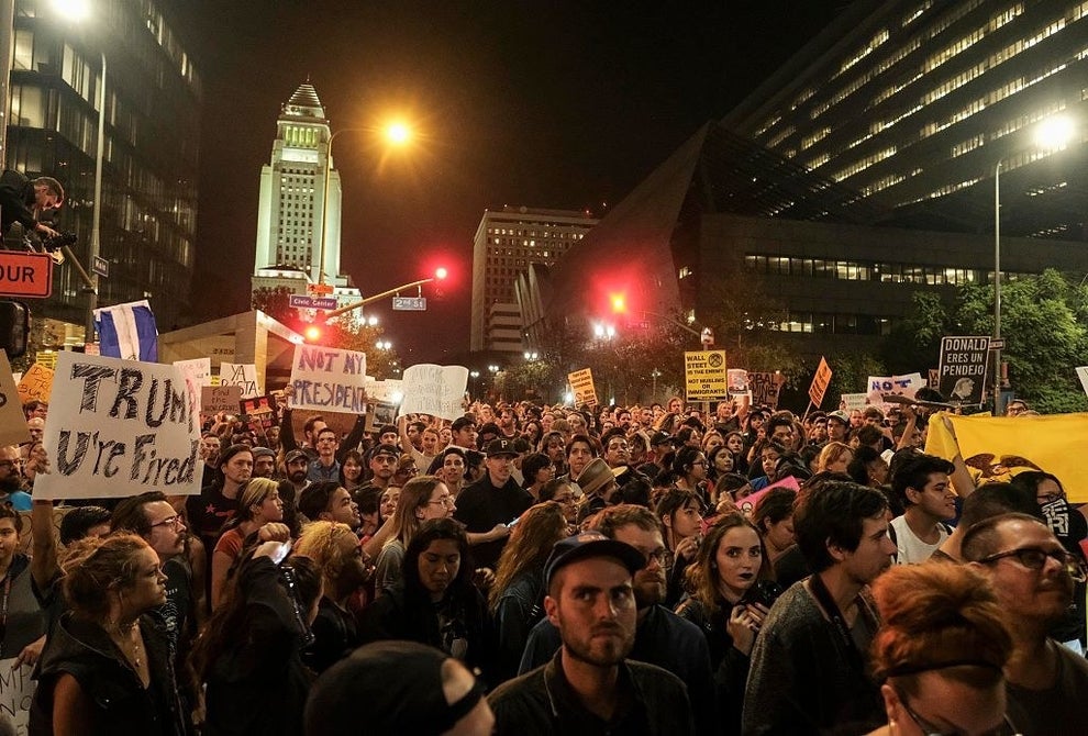 Decenas de miles de personas tomaron ayer las calles de las principales ciudades de Estados Unidos para protestar por los resultados de la pasada elección.