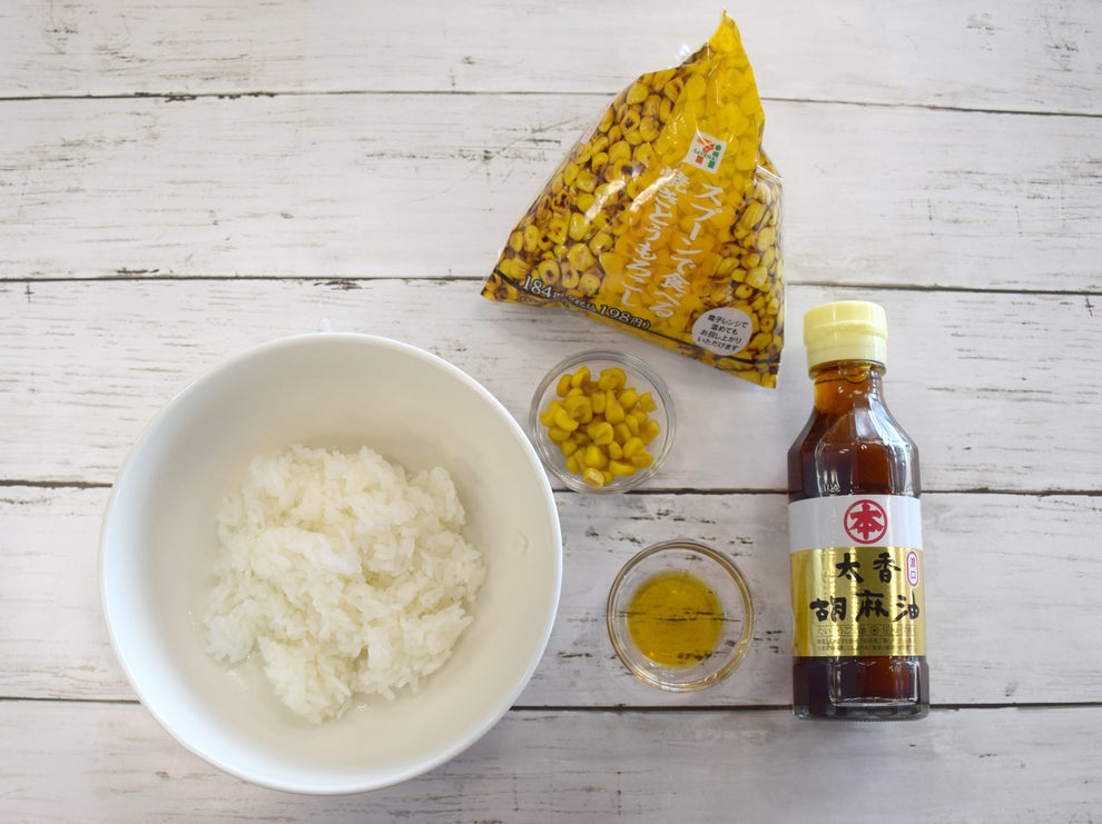 セブンイレブンのコーンとごま油で絶品おにぎりが完成