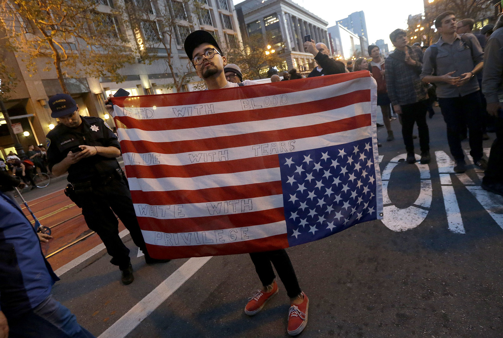 Сторонники Трампа переворачивают флаги США в знак протеста против приговора